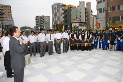 彩夏到来０８高校総体の啓発活動（Kizuna活動）で高校生といっしょに啓発活動