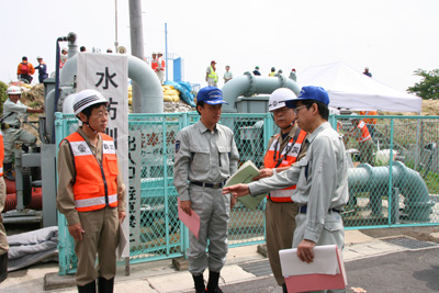 谷津地地区水防訓練で状況報告を受けています