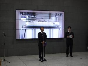 駐日韓国大使館　韓国文化院における「Made in Marunuma 朝霞ー８作家の出会い」オープニングセレモニーにてあいさつする富岡市長