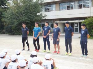 元オリンピアン小島茂之さん(左)と東洋大学陸上競技部の皆さん(卒業生含む)