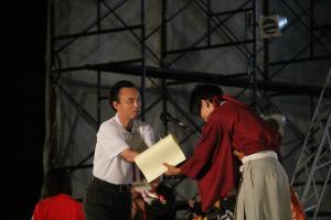 北朝霞会場にて賞状を渡し、踊り子と握手する市長