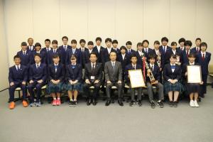 全国・関東大会出場者等表敬訪問にて、集合写真に臨む富岡市長と市内中学生