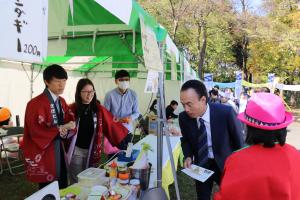 食と農林業ドリームフェスタにて、会場を見学する富岡市長