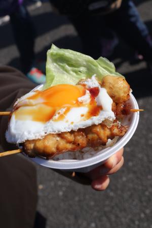 焼き鳥ロコモコ丼の写真