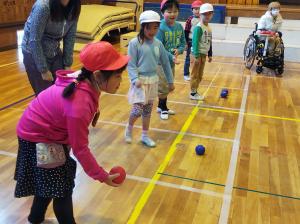 朝霞第八小学校ボッチャの様子