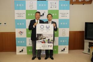 朝霞市商工会高橋会長とオリンピック・パラリンピックフラッグを持つ富岡市長