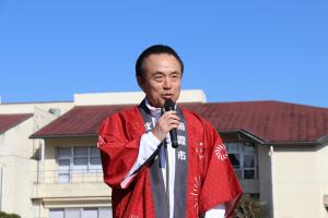 梅香るおごせハイキング大会にて挨拶をする富岡市長