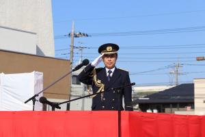 消防出初め式にて敬礼をする富岡市長