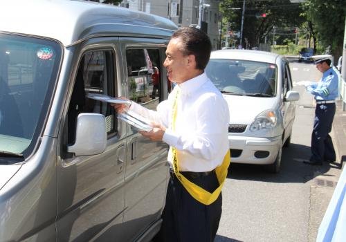 夏の交通安全運動の啓発を行っている市長の写真