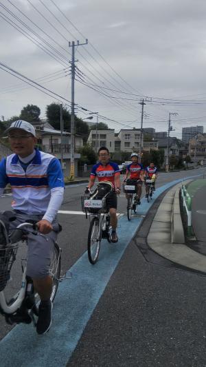 朝霞市の道路を走っています