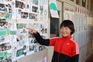 小学校のオリンピック・パラリンピック競技紹介コーナーを指さす奥野さん