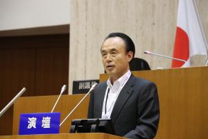 子ども議会にて答弁をする市長