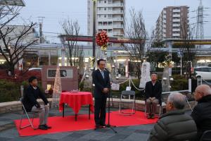 朝霞市商工会朝霞駅前イルミネーション点灯式にてあいさつをする市長