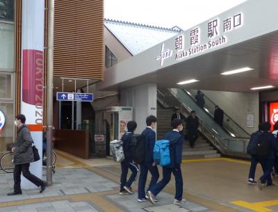 朝霞駅南口の装飾の様子