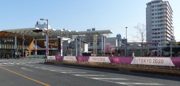 朝霞駅南口駅前広場に設置された横断幕