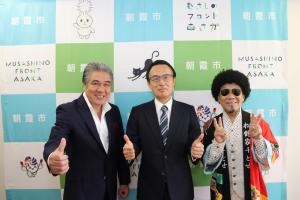 長寿を祝う会にて鳥羽一郎さん、富岡市長、松鶴家千とせさんによる集合写真