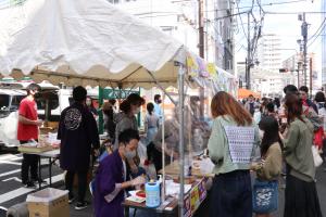 朝霞駅前商店街にて買い物をする人々の様子