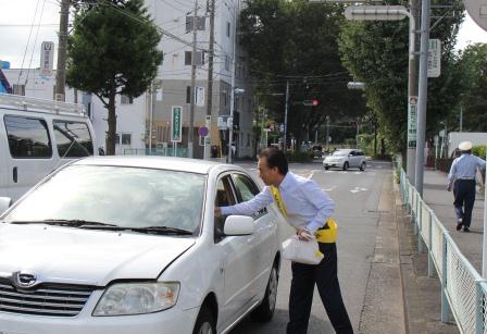 秋の交通安全運動で市長が街頭活動をしている写真