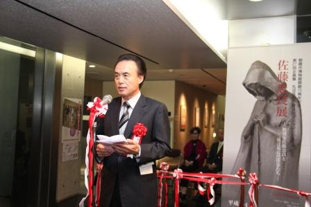 朝霞市博物館での佐藤忠良展ｵｰﾌﾟﾆﾝｸﾞｾﾚﾓﾆｰで市長があいさつをしている写真