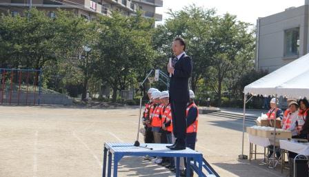 朝霞第十小学校での地域防災訓練で市長があいさつしている写真