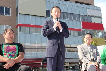 朝霞駅前プロレスで市長があいさつしている写真