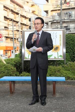 子育て十か条立看板完成披露式で富岡市長があいさつをしている様子
