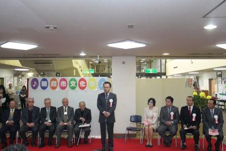 第５１回朝霞市文化祭で富岡市長があいさつをしている様子