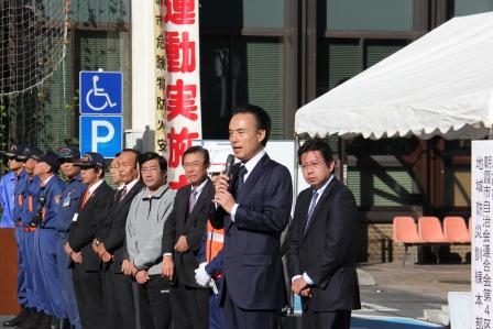 朝霞市自治会連合会第４区地域防災訓練で富岡市長があいさつをしている様子