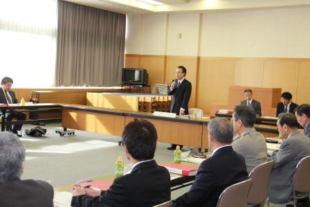 防災会議で富岡市長があいさつをしている様子