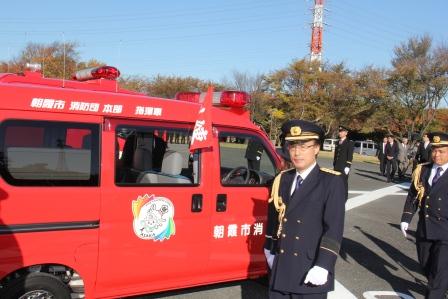 埼玉県消防協会朝霞支部連合点検で富岡市長が消防車の点検をしている様子