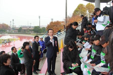 ロードレース大会で富岡市長があいさつをしている様子