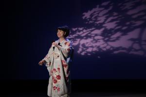 歌手・川中美幸さんがコスモス柄の着物を着て、美しく歌い上げています。