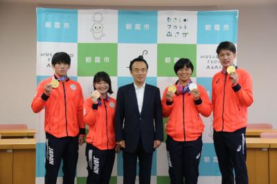 メダルを掲げた自衛隊体育学校の選手と富岡市長が写っています。