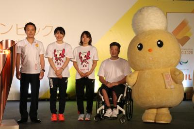 パラリンピックの聖火台、富岡市長、応援アスリート、ぽぽたんが写っています。