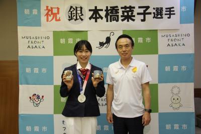 メダルを首から下げた本橋菜子選手と富岡市長が写っています。