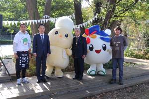 「ASAKA STREET TERRACE」を開催し、来賓の方々で集合した写真です。