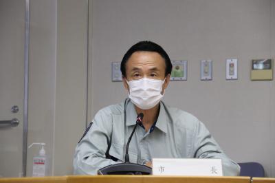 訓練に参加する富岡市長が写っています。