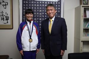 泉選手の表敬訪問を受け、二見教育長とツーショットを取りました。