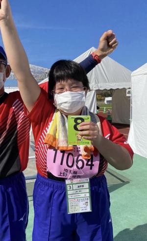 上野選手が、空に向かって手を振り上げています