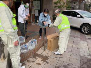 市民の方への給水活動（その1）