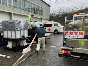 給水車にホースを取りつけているところ