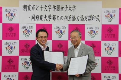 笑顔で握手を交わす横須賀学長と市長