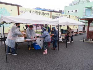 越生ハイキング受付の様子です。ハイキングのチラシと、朝霞市から提供した「朝霞の雫」というペットボトル水を配っています。