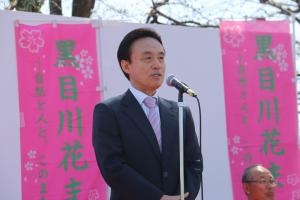 黒目川花まつりの会場に設置されたステージで富岡市長があいさつを行っている写真です。