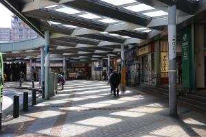朝霞台駅から北朝霞駅の連絡通路の柱に、新しいデザインの柱巻きがまかれています。