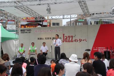 朝霞駅南口で行われたふれあいまつりであいさつする市長