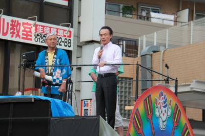 朝霞駅東口会場であいさつする市長