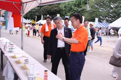 高知市長に彩夏祭会場を案内