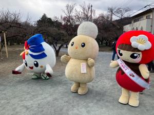 ハイキング大会開催に合わせて、彩夏祭シンボルキャラクターのさいかちゃん、朝霞市キャラクターのぽぽたん、越生町マスコットのうめりんが集合し、ハイキング参加者を見送っている写真です。