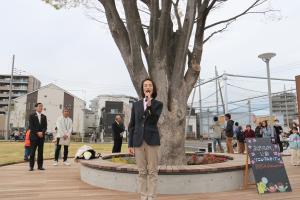 まぼりひがし公園リニューアルオープンセレモニーであいさつを行う市長の写真です。